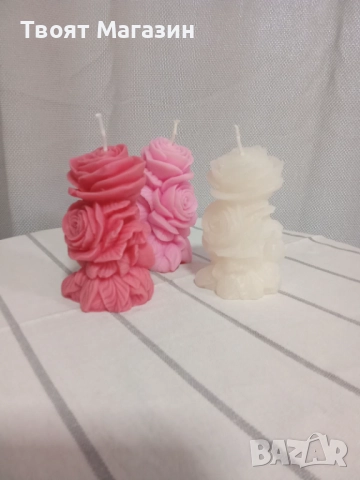 Свежа свещ във формата на роза в различни цветове