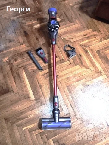 Много добра прахосмукачка Dyson V8 с нова батерия и аксесоари