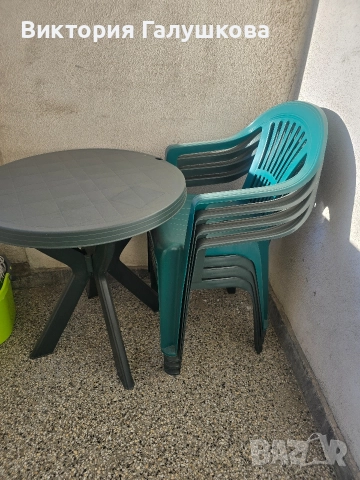 Пластмасова маса с 4 стола в тъмно зелено, снимка 2 - Маси - 52955703