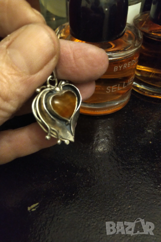 Сребърна ръчно изработена висулка  с естествен кехлибар , снимка 4 - Колиета, медальони, синджири - 44535303