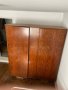 Гардероб Двукрилен с 3 чекмеджета и 4 рафта от орехово дърво с оригинално лаково покритие, снимка 5