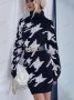 Дамска широка рокля-пуловер с ретро принт и висока яка - 023, снимка 3