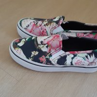 Обувки на цветя  и кецове, снимка 3 - Дамски ежедневни обувки - 30189992