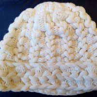 Зимна шапка и шал ръчно плетени нови , снимка 2 - Шапки - 31057574