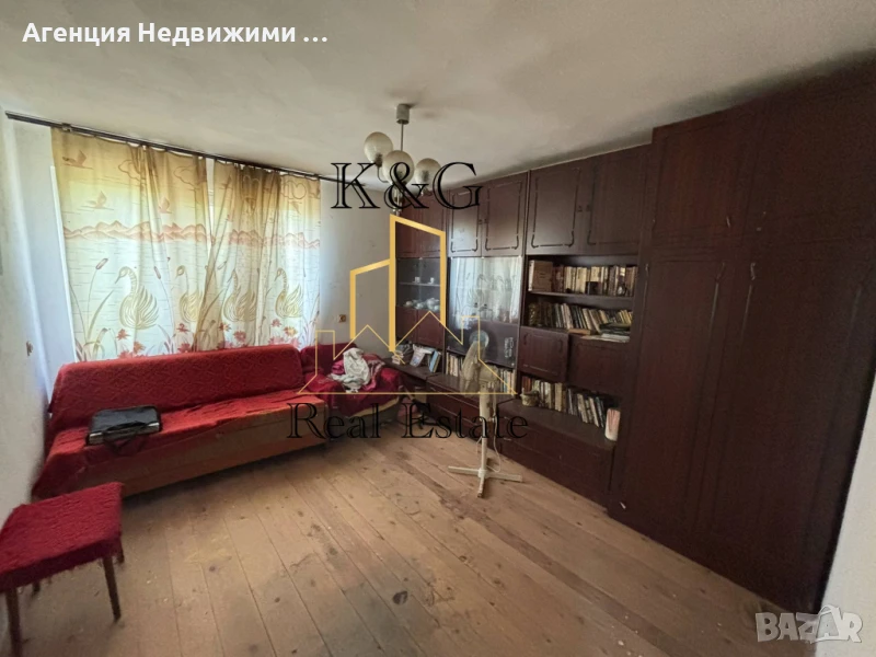 Триетажна тухлена на плоча къща в с. Стражец, снимка 1