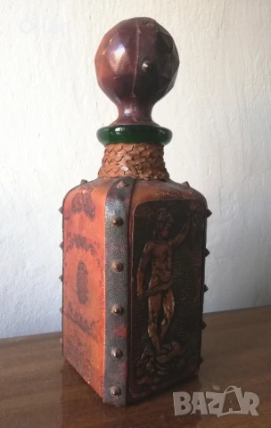 Красива и нестандартна бутилка от стъкло и щампирана кожа., снимка 2 - Антикварни и старинни предмети - 50749038