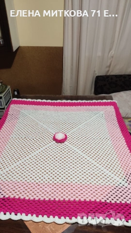 Покривка плетена на една кука с обемно цвете в центъра