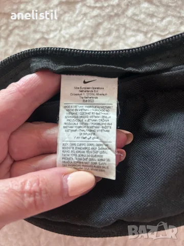 Черна паласка Nike – регулируема чанта за кръст или през рамо, снимка 2 - Чанти - 55873317