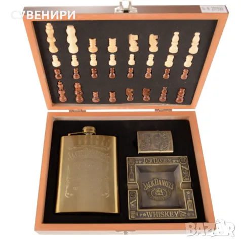 Стилен подаръчен комплект за мъж в дървена кутия.  Комплектът съдържа: шах, манерка, пепелник и запа, снимка 3 - Подаръци за мъже - 47990609