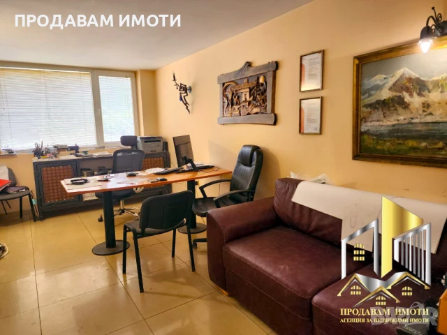 Продавам СКЛАД с офис, рампа, 2 трафа (800кVa) и соларна станция (100кW), снимка 4 - Складове - 51417329