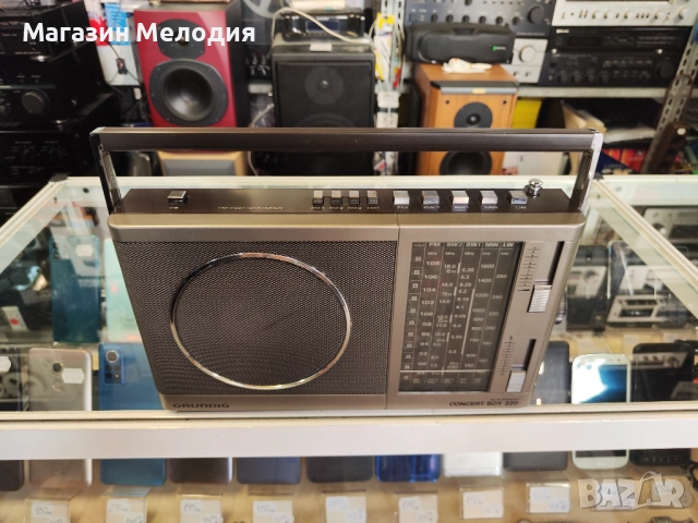 Радио Grundig Concert Boy 220 В отлично техническо и визуално състояние., снимка 2 - Радиокасетофони, транзистори - 51843482