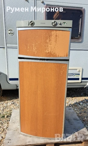 Продавам хладилник с отделна камера за каравана или кемпер. 