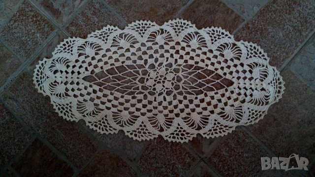 Красиви и стилни плетива на една кука- за легло, маса, салфетки, тишлайфери и милиьота., снимка 9 - Декорация за дома - 35201575