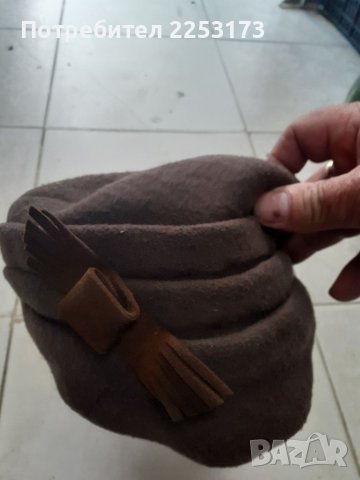 Соц.вълнена дамска шапка и вълнени черни бонета