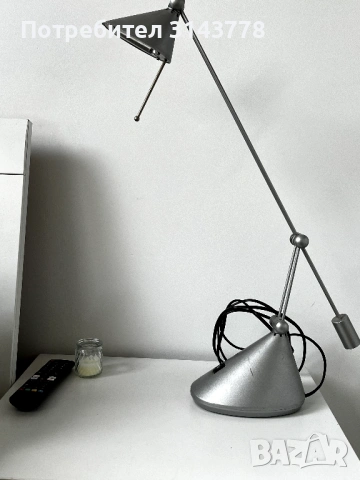 Настолна лампа с регулируема глава