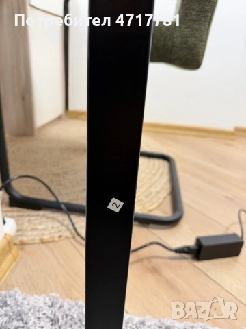 Модерна маса с метални крака – отлично състояние, снимка 3 - Маси - 53209700