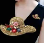 Красива елегантна брошка с многоцветни кристали от висок клас върху златиста шапка, снимка 1