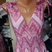 КРАСИВА дълга рокля в розов пейсли принт с остро деколте тип "прегърни ме", снимка 2 - Рокли - 40553256