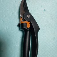 Fiskars ножица с въртяща се дръжка, снимка 2 - Градински инструменти - 44245651
