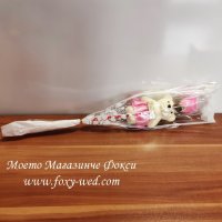 Букет от изкуствена роза и меченце с гравирана дървена плочка I LOVE YOU, опаковани в целофан  , снимка 2 - Други - 32090710
