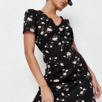 Къса черна рокля с принт на цветя, снимка 1 - Рокли - 37128087