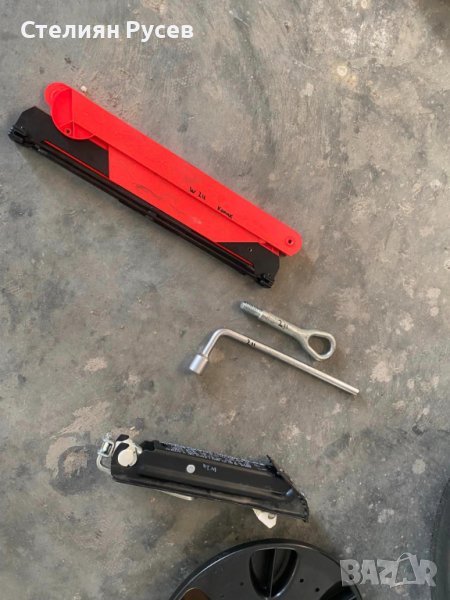 оригинален авариен триъгълник за mercedes E class w211 -цена 15лв от в211 ц320 седан 2006г от такава, снимка 1