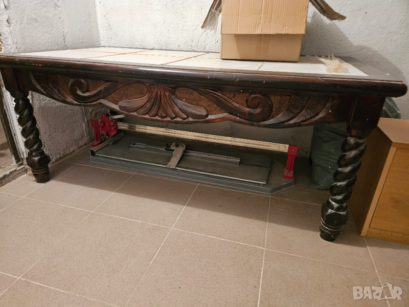 Холна маса с дърворезба, снимка 1