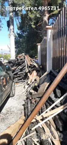 Подарява се обгорял дървен материал от пожар на покрив. Има и необгорял.