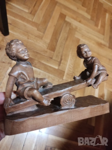 Детайлна стара немска дърворезба(липа) статуетка деца на люлка