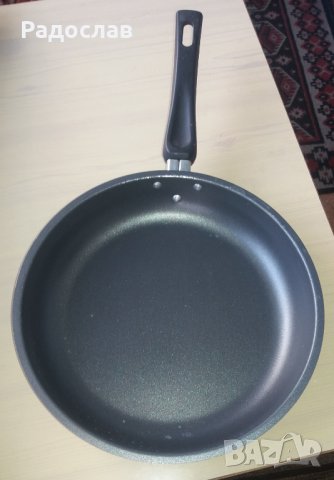 Продавам алуминиев тиган с тефлоново покритие 27 см 