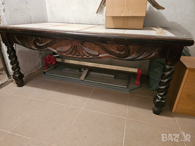 Холна маса с дърворезба