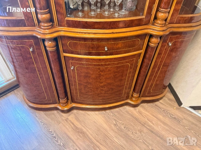 Продавам стилна витрина / бюфет от масивно дърво с елегантен класически дизайн., снимка 3 - Секции и витрини - 54210930