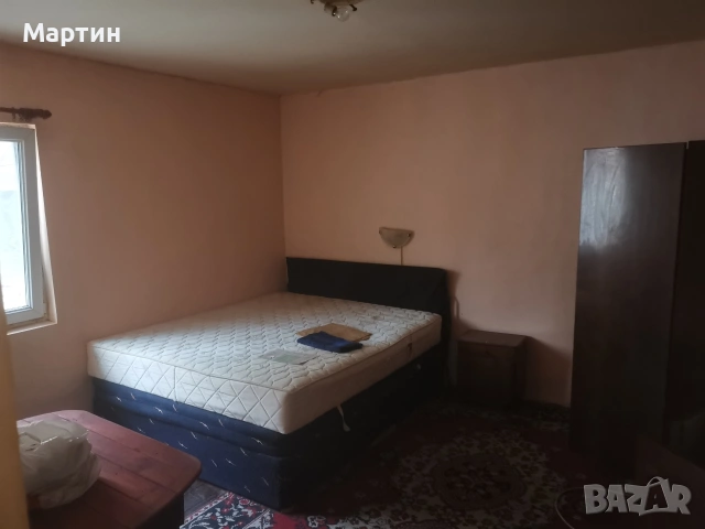 Самостоятелна стая със баня и тоалетна. 