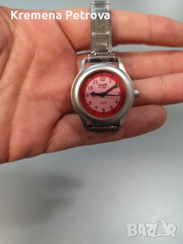 детски часовник Club by Inex с червен циферблат, с номер на модела 58585,Водоустойчивост: 5 ATM