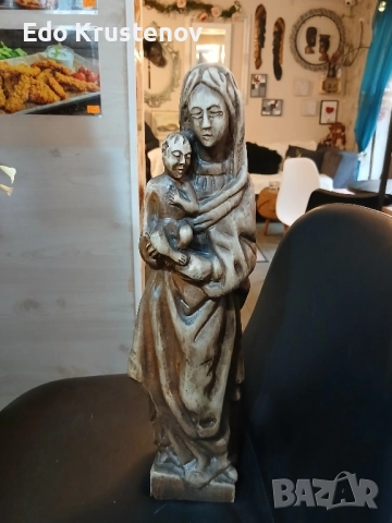 Дървена скулптура "Мадона с Младенеца"
