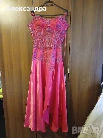 Розова абитуриентска рокля с корсет и кристали, прозрачни кости, дълбоко  деколте и висока цепка