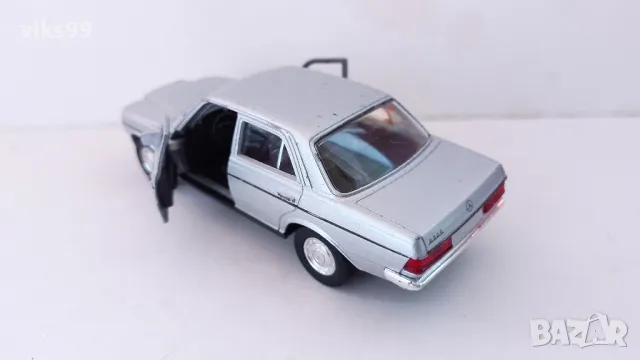 Mercedes-Benz E-Class 230E Welly - Мащаб 1:34-39, снимка 2 - Колекции - 49605855