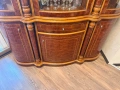 Продавам стилна витрина / бюфет от масивно дърво с елегантен класически дизайн., снимка 3