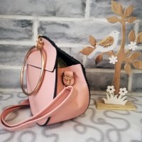 Малка твърда дамска чанта Addison с метална дръжка – тип халка и дълга дръжка. Розов цвят, снимка 3 - Чанти - 31413334