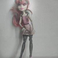 Кукла Monster High Travel Scaris Rochelle Goyle