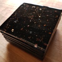 Комплект луксозни подложки за сервиране (coasters) textured glass черни с бронзови люспи, снимка 4 - Аксесоари за кухня - 37005160