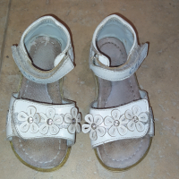Бели Сандали, снимка 1 - Детски сандали и чехли - 36460195