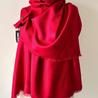 Moschino нов червен шал , снимка 4 - Шалове - 44808954