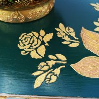 Ръчно рисувано шкафче, със златни рози и позлатени крака, заедно с голям, ръчно рисуван свещник. , снимка 7 - Шкафове - 30295859