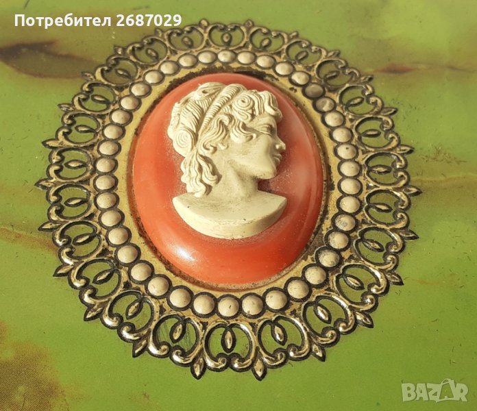 Кутии:  Кутия с камея, Грицнер със синьо кадифе, кръгла- емайл и месинг, снимка 1