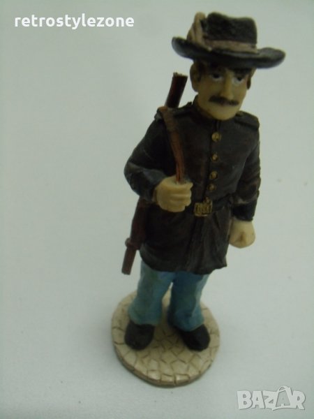 № 4799 стара фигура - ловец / ловджия   - височина 13 см   - синтетика / вид смола /, снимка 1