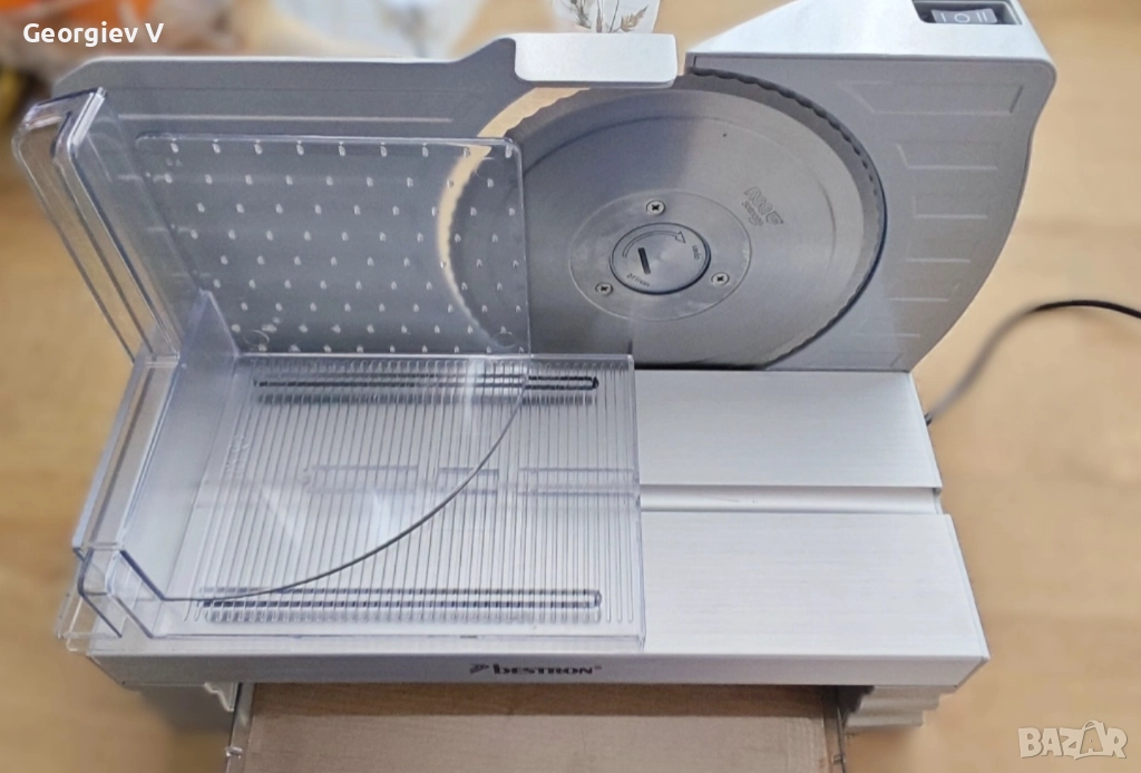 Уред за рязане на хляб и колбаси Rosberg R51990A,пластмаса,150W,бял, снимка 1