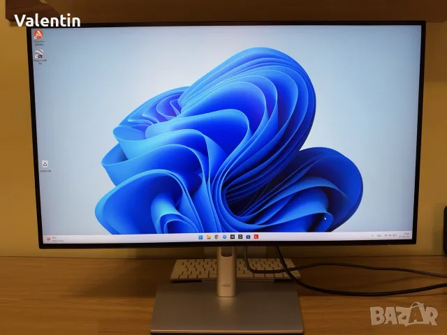 Монитор Dell U2722D, снимка 4 - Монитори - 56543356