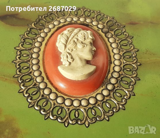 Кутии:  Кутия с камея, Грицнер със синьо кадифе, кръгла- емайл и месинг, снимка 1