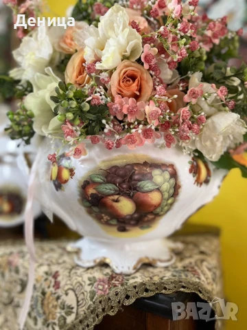 Един ослепителен красавец♥️ Бял порцелан, плодов мотив, красиви дръжки и впечатляващо столче. 